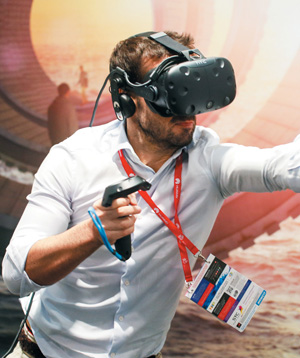가상현실(VR) 헤드셋을 체험하는 모습.