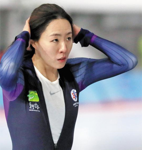 이상화가 12일 전국동계체전 스피드스케이팅 여자 500m 대회를 마치고 머리를 가다듬는 모습. 그는 이 대회에서 여유 있게 우승하며, 평창올림픽 준비가 순조로움을 보였다.