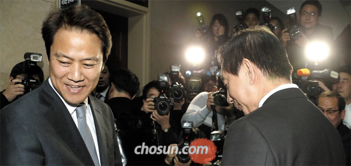 임종석(왼쪽) 대통령 비서실장이 12일 국회를 찾아 김성태 자유한국당 원내대표를 만나고 있다.