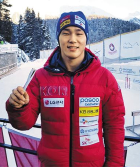 저도 성화 봉송하고 싶어요 윤성빈이 12일 월드컵 7차 대회 우승 직후 평창올림픽 성화봉 모양의 볼펜을 들고 환하게 웃는 모습.