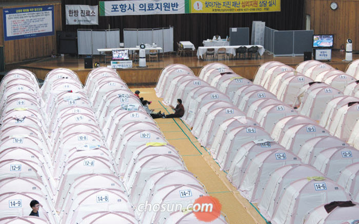 기약 없는‘텐트 숲’ 생활 - 지난 13일 오후 경북 포항시 북구 흥해실내체육관에 임시 대피용 텐트 200여개가 늘어서 있다. 이곳에는 지진 피해 이재민 533명 중 355명이 지난해 11월부터 머무르고 있다.