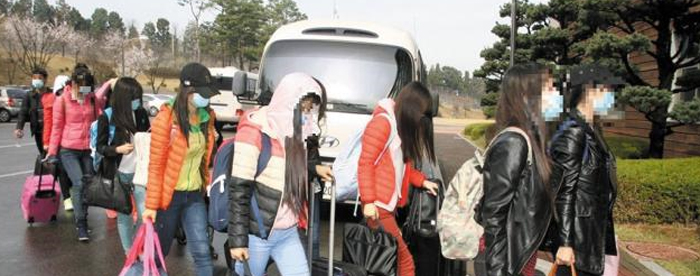 2016년 4월 중국에 있는 북한 식당을 집단 탈출해 국내에 들어온 여종업원들. 