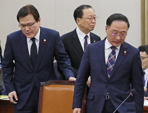 오른쪽부터 홍남기 국무조정실장, 최흥식 금융감독원장, 최종구 금융위원장이 18일 오전 가상화폐 대응방안 관련 긴급 현안보고를 위해 18일 국회 정무위원회 회의장으로 들어서고 있다./ 사진=연합뉴스