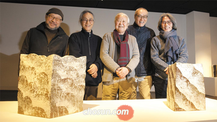분청 작가 김상기·김문호·변승훈·이형석(왼쪽부터)이 윤광조(가운데)의 작품 ‘산동(山動)’ 뒤에 섰다.