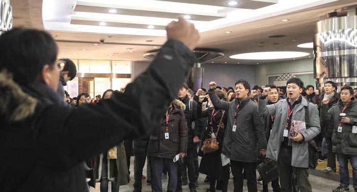 141일간의 파업을 마치고 업무에 복귀하는 전국언론노동조합 KBS본부 조합원들이 24일 오전 여의도 KBS 사옥 로비에서 구호를 외치고 있다.