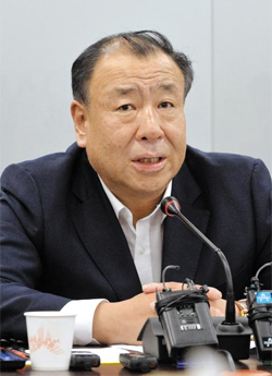어수봉 최저임금위원회 위원장은 본지 인터뷰에서 “(올해 16.4% 인상된 만큼) 최저임금 인상 속도를 완화해야 한다”고 말했다. 사진은 작년 7월 어 위원장이 2018년도 최저임금을 발표하는 모습.