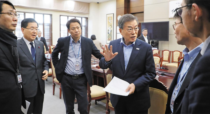 문재인 대통령이 26일 청와대에서 긴급 수석보좌관 회의를 소집해 경남 밀양 세종병원 화재 사고 대책을 논의하고 있다. 사진 왼쪽부터 윤영찬 청와대 국민소통수석, 정의용 청와대 안보실장, 임종석 청와대 비서실장, 문 대통령, 장하성 청와대 정책실장.