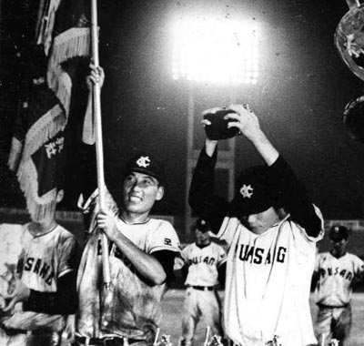 1972년 7월 제26회 황금사자기 고교 야구에서 접전 끝에 역전승한 군산상고 선수들이 우승기를 흔들며 기뻐하고 있다.
