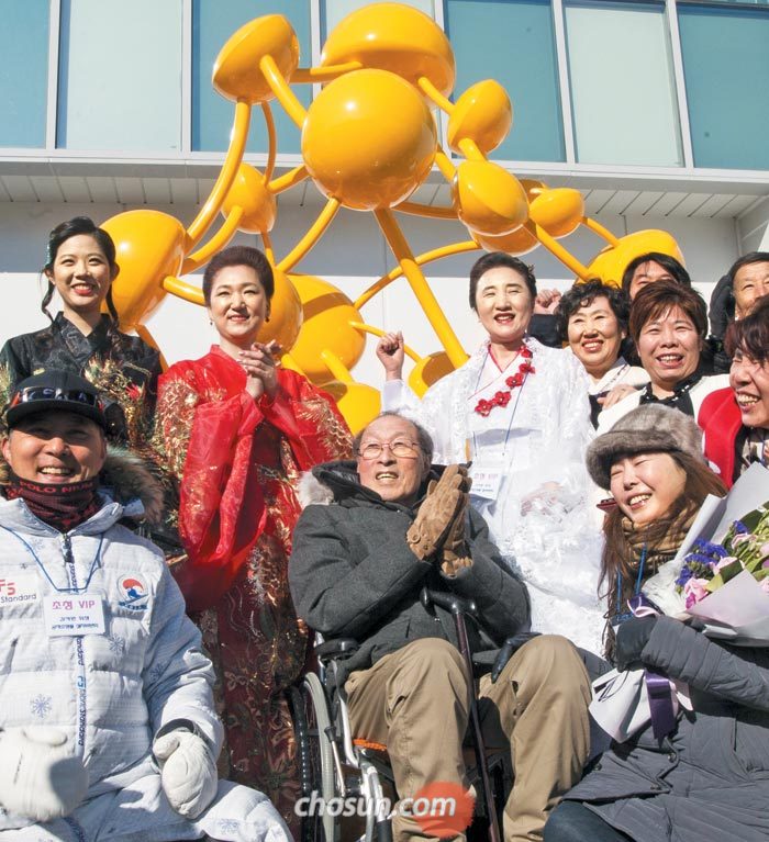 29일 김석원 전 쌍용그룹 회장의 공적을 기리는 조형물 제막식에서 김 전 회장(가운데)과 주민들이 기뻐하고 있다.