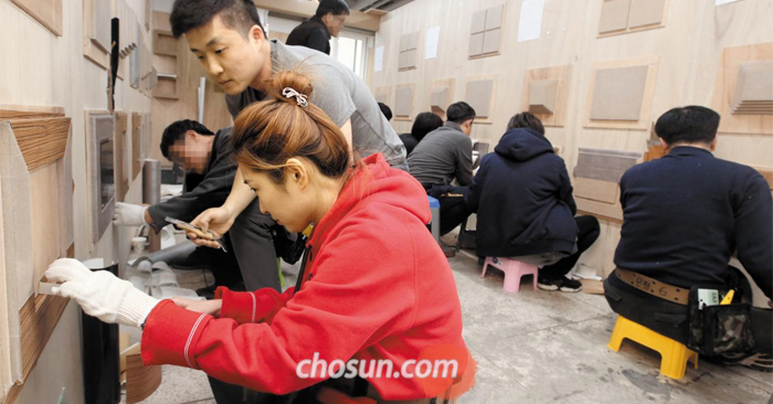 인테리어 필름 시공 이렇게… - 지난 14일 서울 한 인테리어 기술학원에서 강사가 수강생에게 인테리어 필름 시공법을 가르치고 있다. 집을 직접 꾸미기 위해 배우는 이들도 있지만, 평생 직업이라며 주말에 학원에 나오는 20·30대 직장인이 많다.