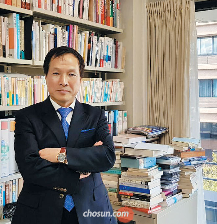 일본 국적을 얻은 이유를 묻자 리소테츠 교수가 웃었다. “나는 한국도 100%, 중국도 100%, 일본도 100%다. 연구자로선 가장 좋은 위치 아닐까.”