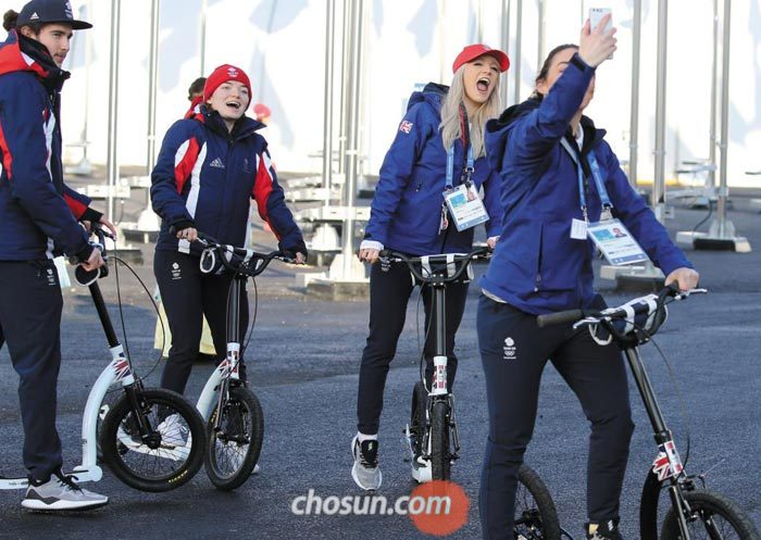 평창 동계올림픽에 참가하는 영국 선수들이 1일 강릉 선수촌을 돌아보던 중 스마트폰으로 사진을 찍고 있다.