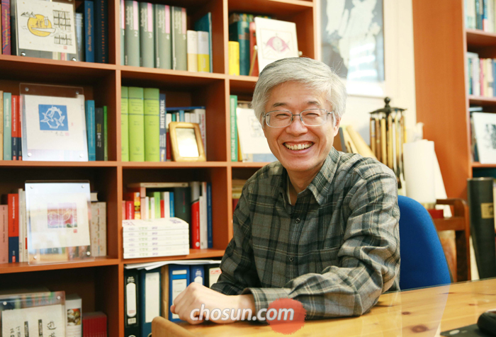 서울 삼선동 자택에서 만난 김정현 교수는 “‘소진 시대’에서 행복을 찾기 위해선 정신의 근육을 키우는 부단한 노력이 필요하다”고 말했다.