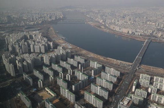 서울 송파구 롯데월드타워에서 바라본 강남 아파트 전경. /조선일보DB