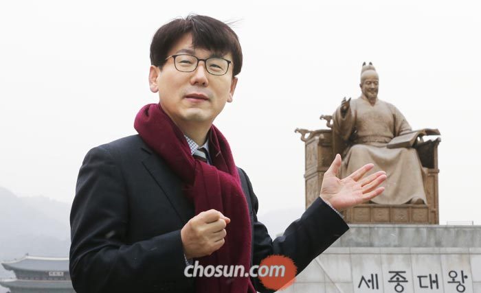 광화문 세종대왕 동상 앞에 선 박현모 여주대 교수는“세종의 포용 리더십으로 이념과 진영으로 분열된 사회를 한데 묶는 계기를 마련해야 한다”고 했다.
