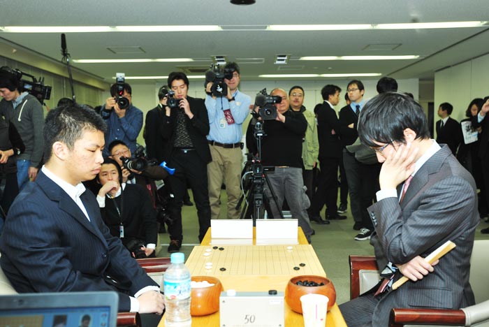 보도진이 겹겹이 에워싼 가운데 진행된 결승 1국 출발 모습.