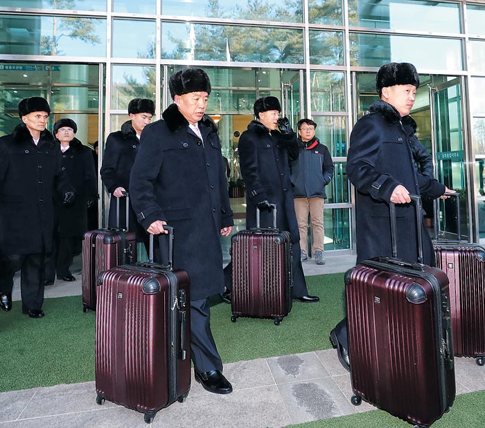 북한 예술단 선발대 23명이 5일 악기·장비 등을 들고 경의선 육로를 통해 경기 파주시 남북출입국사무소로 들어온 뒤 차량으로 이동하고 있다.