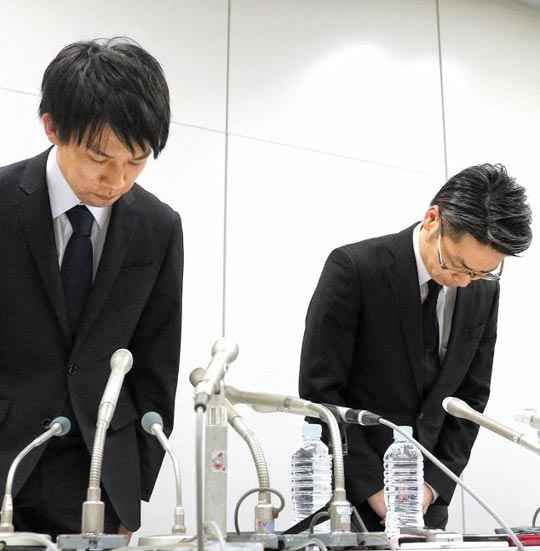 와다 고이치로(왼쪽) 일본 코인체크 사장이 지난달 26일 도쿄에서 기자회견을 열고 외부 해킹으로 5600억원대 가상 화폐를 탈취당한 데 대해 사과하고 있다. 