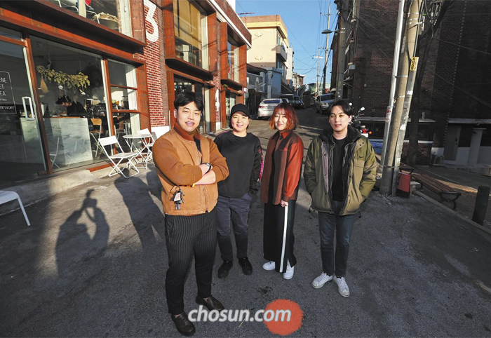 화르륵 ‘핫 플레이스’로 타올랐다가 사그라든 서울 경리단길에 다시 생기를 불어넣고 있는 젊은 창업자들. ‘1989비스트로’의 조현우(왼쪽부터), ‘장꼬마’의 최수빈·이승아, ‘오르가즘프로그’의 진홍규씨가 ‘장꼬마’ 앞에 모였다.