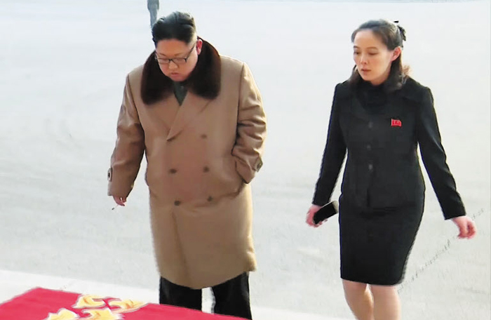 김정은 북한 노동당 위원장과 그 여동생인 김여정 당 부부장이 작년 12월 노동당 세포위원장 대회 축하 공연에 참석하기 위해 함께 공연장 건물 계단을 오르고 있다. 