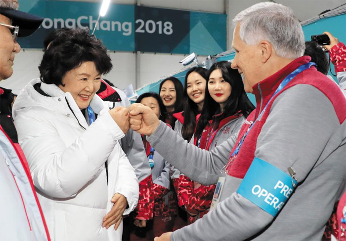 金여사의 주먹인사 - 문재인 대통령 부인 김정숙 여사가 7일 평창 올림픽선수촌을 찾아 자원봉사자들을 격려하던 중 한 외국인과 주먹 인사를 하고 있다.