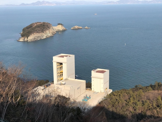  遠くから眺めた韓国型足死体推進機関システム試験設備. 左側が 1スタンド, 右側が 2スタンドだ. / 金敏洙記者