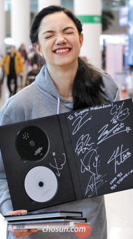 평창올림픽 출전을 위해 인천국제공항에 도착한‘은반의 지배자’예브게니야 메드베데바는 아이돌그룹‘엑소’의 자필 사인 앨범을 받아들곤 활짝 웃었다.