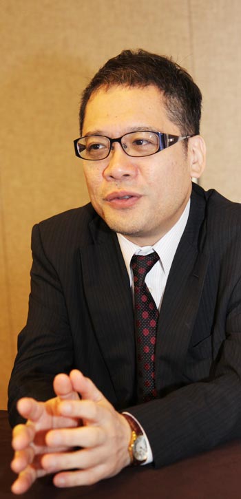일본 바둑의 현황과 미래에 대해 소견을 밝히고 있는 야마시로 일본 대표팀 감독.