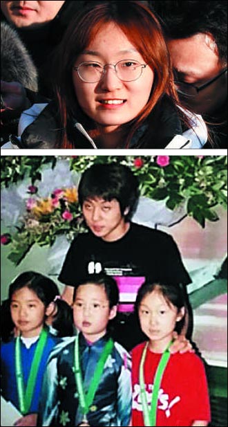 초등학생 때 안현수와 함께 최민정은 지난 5일 선수촌에 입촌하면서 전관왕에 도전하겠다는 뜻을 밝혔다(위).
