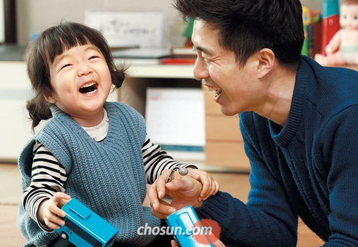 인천 서구의 김태규(34)씨 집 거실에서 김씨가 딸 꽃송이(4)와 눈높이를 맞춰 장난감을 갖고 놀고 있다.