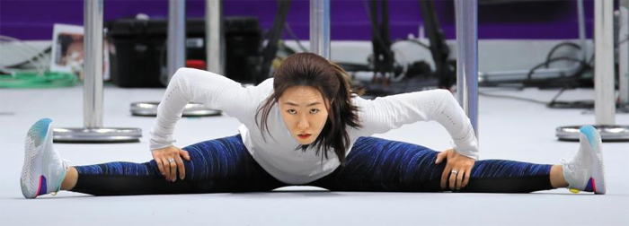 이상화가 13일 오전 강릉 스피드스케이팅 경기장에서 스트레칭을 하고 있다.