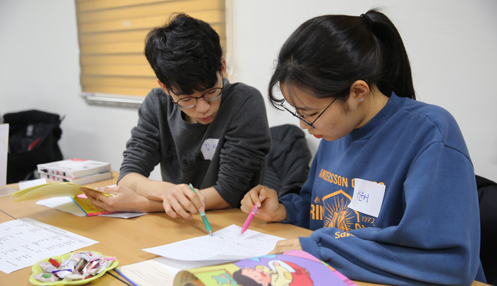 지난 10일 서울 서초구 자원봉사센터에서 자원봉사자들이 전래동화 ‘콩쥐팥쥐전’을 영어로 번역하고 있다.