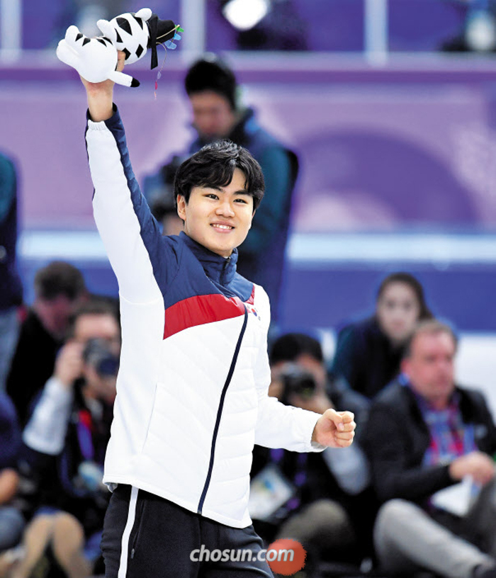 13일 평창 동계올림픽 남자 스피드스케이팅 1500m 동메달을 따낸 김민석이 강릉 스피드스케이팅 경기장에서 열린 시상식을 마치고 손을 들어 관중에게 인사하고 있다.