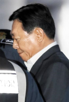 13일 서울중앙지법에서 열린 1심 선고 공판에서 징역 2년 6개월, 추징금 70억원을 선고받고 법정 구속된 신동빈 롯데그룹 회장이 착잡한 표정으로 구치소행 호송차로 가고 있다.