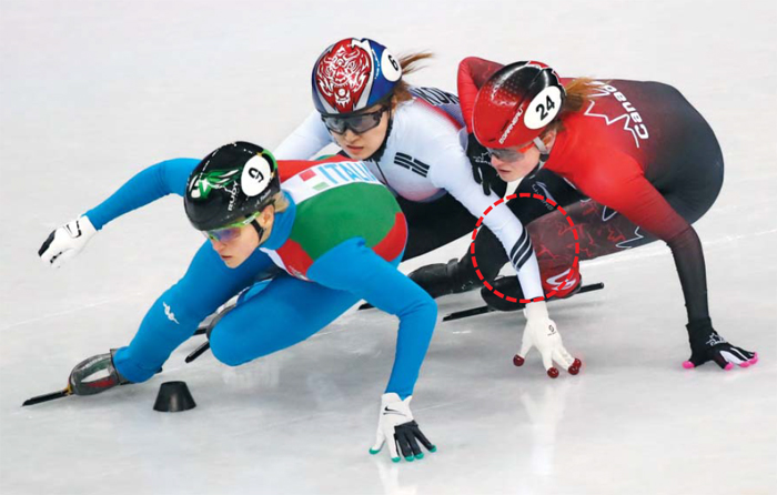 최민정(가운데)이 13일 여자 쇼트트랙 500m 결승 도중 아리안나 폰타나(왼쪽), 캐나다의 킴 부탱(오른쪽)과 코너를 돌고 있다. 최민정은 두 번째로 골인했으나 부탱을 추월하는 과정에서 손으로 상대 무릎을 건드렸다(빨간 점선 부분)는 이유로 실격 판정을 받았다.