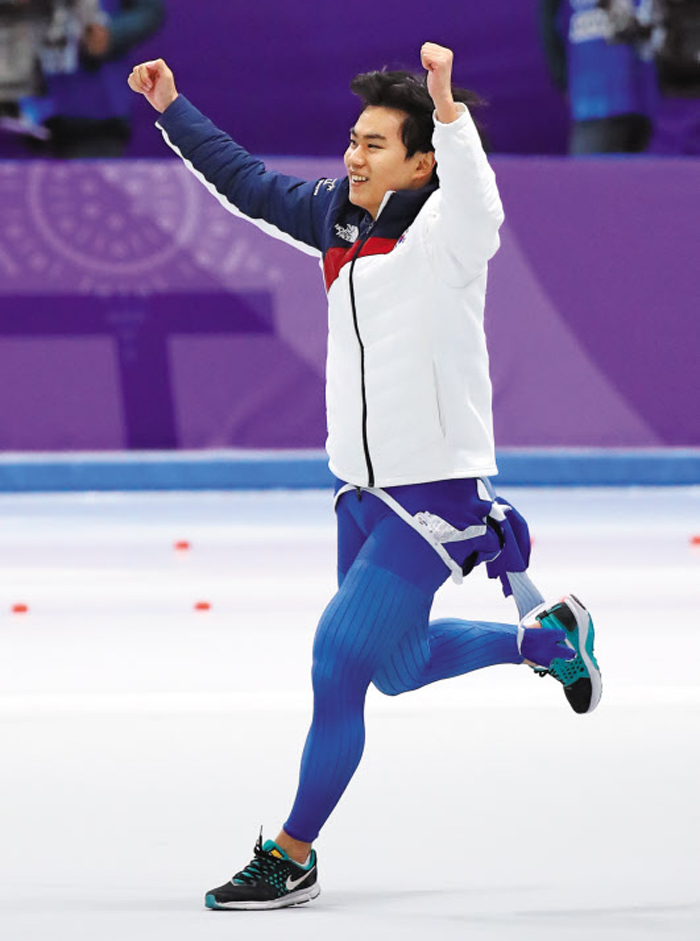 13일 스피드스케이팅 남자 1500m 레이스를 마치고 다른 선수들의 결과를 기다리던 김민석이 동메달을 확정짓자 환호하고 있다. 그는 대표팀 맏형 이승훈 등과 호흡을 맞추는 팀추월 종목에서도 메달을 노린다.