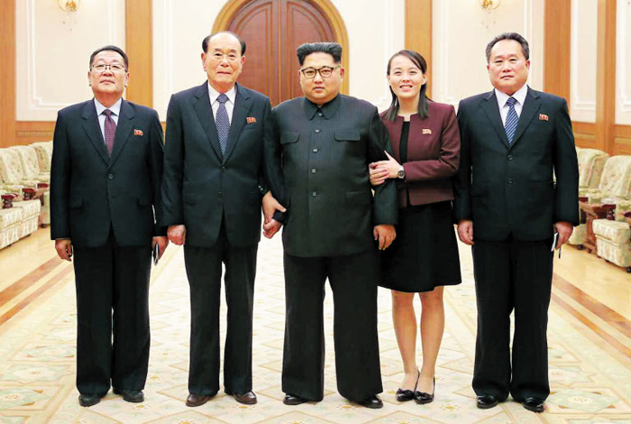 김정은 팔짱 낀 김여정 - 김정은 북한 노동당 위원장이 지난 12일 한국을 방문하고 평양으로 돌아온 김여정 당 중앙위원회 제1부부장 등 북한 고위급 대표단으로부터 활동 내용을 보고받고 기념 촬영을 했다고 노동신문이 13일 보도했다. 김여정이 오빠인 김정은의 왼팔을 양손으로 감싸고 있고, 김정은은 김영남 최고인민회의 상임위원장의 왼손을 잡고 있다. 왼쪽부터 최휘 국가체육지도위원회 위원장, 김영남, 김정은, 김여정, 리선권 조국평화통일위원회 위원장