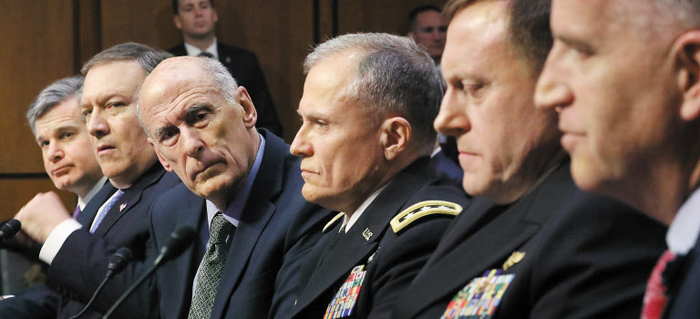 FBI·CIA·DNI… 美정보기관 수장들 한자리에 - 미국 각 정보기관 수장들이 13일(현지 시각) 워싱턴DC 국회의사당에서 열린 상원 정보위원회 청문회 증언대에 앉아 심각한 표정으로 로버트 카딜로(맨 오른쪽) 국가지리정보국(NGA) 국장의 증언을 듣고 있다. 왼쪽부터 크리스토퍼 레이 연방수사국(FBI) 국장, 마이크 폼페이오 중앙정보국(CIA) 국장, 댄 코츠 국가정보국(DNI) 국장, 로버트 애슐리 국방정보국(DIA) 국장, 마이크 로저스 국가안보국(NSA) 국장.