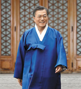 문재인 대통령이 설날을 앞두고 한복 두루마기 차림으로 국민에게 보내는 영상 메시지를 찍고 있다.