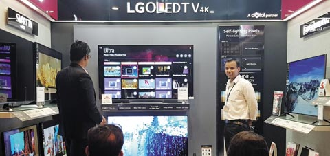 지난 6일 인도 델리 구르가온의 대형 쇼핑몰에서 인도인들이 LG전자의 OLED TV 제품을 살펴보고 있다. 
