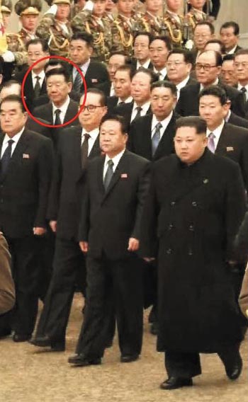 넥타이 맨 황병서 - 북한 조선중앙TV가 지난 16일 공개한 김정은 노동당 위원장의 금수산태양궁전 참배 사진에서 지난해 말 실각한 것으로 알려졌던 황병서(붉은색 원) 전 인민군 총정치국장이 포착됐다. 