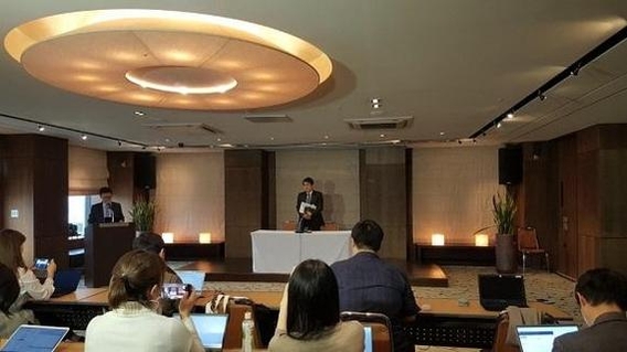  장진석(가운데) 현대상선 준법경영실장이 1월 16일 본사에서 현정은 현대그룹 회장을 고소한 이유 등을 설명하고 있다./조지원 기자