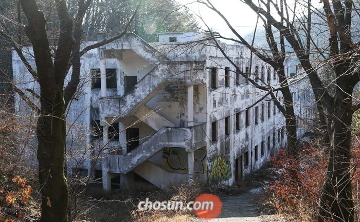 21일 찾은 경기도 광주시 곤지암읍의 일명‘곤지암 정신병원’은 페인트칠이 벗겨져 검은색을 띠고 있었다.