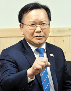 김부겸 행정안전부 장관이 20일 충남대 정심화국제문화회관에서 본지와 인터뷰하고 있다. 김 장관은 “6월 지방선거에서 대구시장 후보로 출마하지 않겠다”고 말했다.