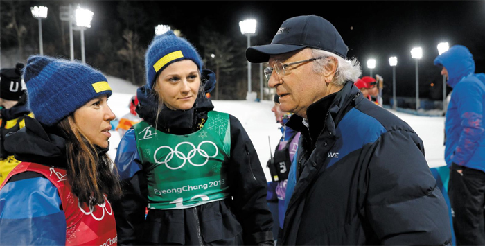 지난 21일 스웨덴 국왕 칼 구스타브 16세(오른쪽)가 알펜시아 크로스컨트리 센터를 찾아 샬롯 칼라(왼쪽)와 스티나 닐슨(가운데)을 격려하고 있다. 이날 스웨덴 여자 크로스컨트리팀은 팀 스프린트에서 은메달을 따냈다.