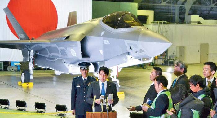 오노데라 이쓰노리 방위상이 24일 아오모리현 미사와 기지에서 열린 스텔스전투기 F-35A 배치 기념식에서 연설하고 있다. 그의 뒤로 보이는 전투기가 F-35A로, 일본 방위성은 연내에 9대를 더 들여올 예정이다.