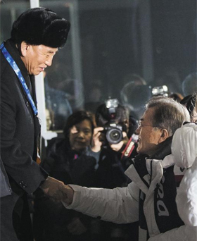 문재인 대통령과 김영철(왼쪽) 북한 노동당 부위원장이 25일 강원 평창 올림픽스타디움에서 열린 폐회식에서 악수를 하고 있다. 