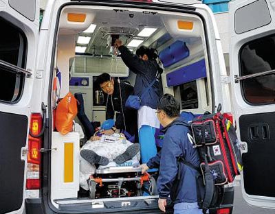 울산대병원 권역외상센터는 외과·응급의학과·전문 간호사 팀이 중증 외상 사고가 발생한 현장으로 출동하는‘닥터 카(car)’프로그램을 운영하고 있다.