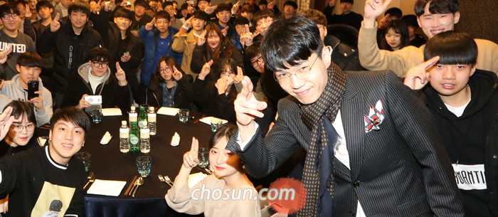 김보겸(오른쪽)씨와 팬들이 25일 팬미팅에서 김씨의 유행어 ‘보이루’를 외치고 있다.