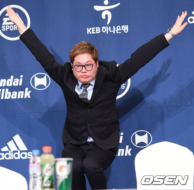 [사진]K리그 홍보대사 BJ 감스트, 관제탑 댄스 - 조선일보 > 스포츠 > 스포츠 일반 [사진]K리그 홍보대사 BJ 감스트, 관제탑 댄스